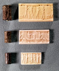 Drei Zylindersiegel mit Abdrücken, 1. Jahrtausend v. Chr.